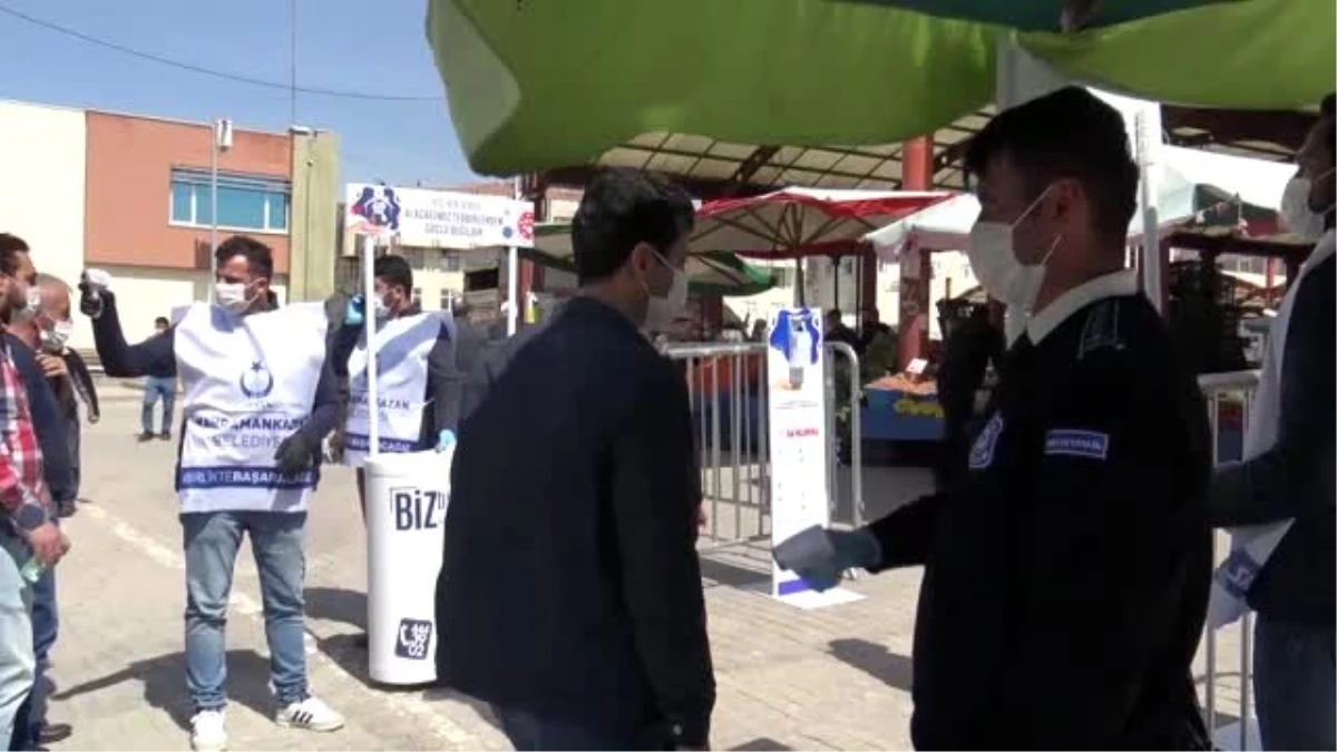 Kahramankazan Belediye Başkanı Oğuz vatandaşlara maske dağıttı