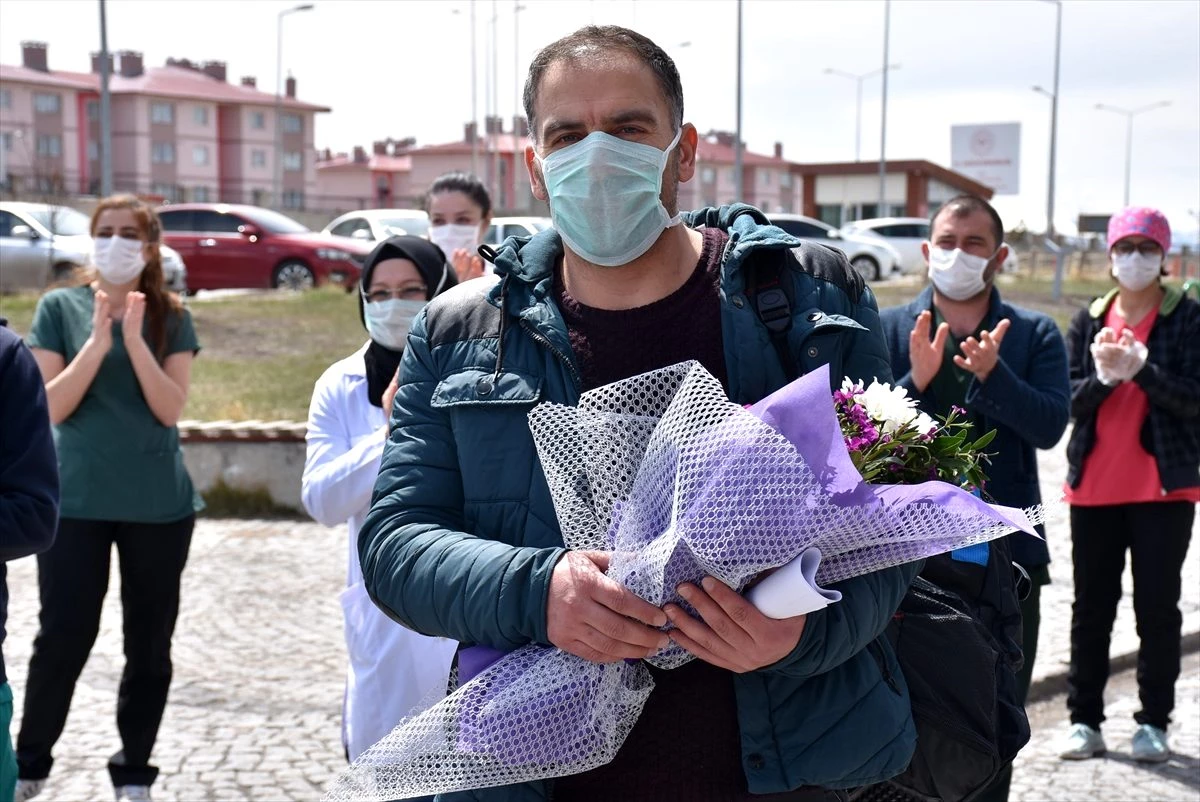 Kars\'ta Kovid-19\'u yenen 32 yaşındaki hasta alkışlarla taburcu edildi
