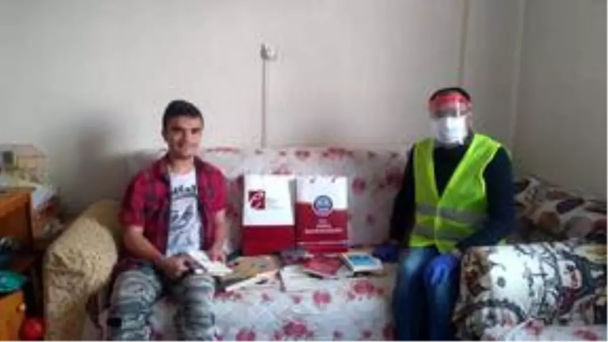 Kastamonu\'da kaymakamdan 20 yaş altı gence kitap hediyesi