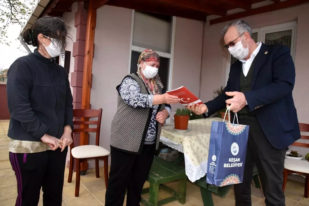 Keşan\'da şehitler için hazırlanan şiir kitabı şehit ailelerine dağıtılıyor