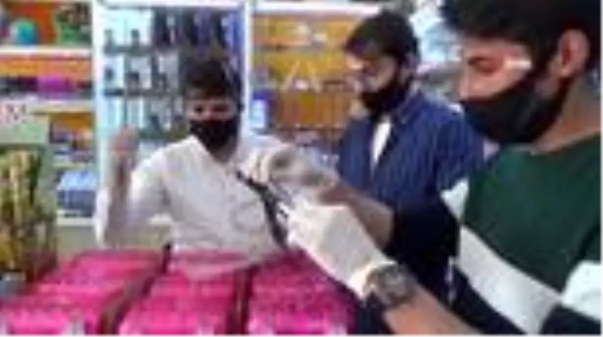 Kırtasiyeciden sağlık çalışanlarına siperli maskeKahramanmaraş\'ta bir kırtasiyeci 550 adet...