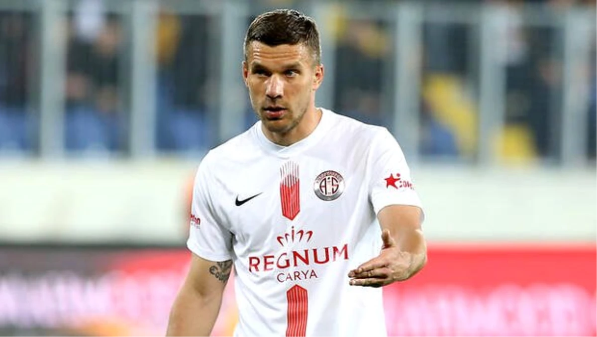 Lukas Podolski\'den eleştiri: "Türk kulüpleri bunu yapmıyor"