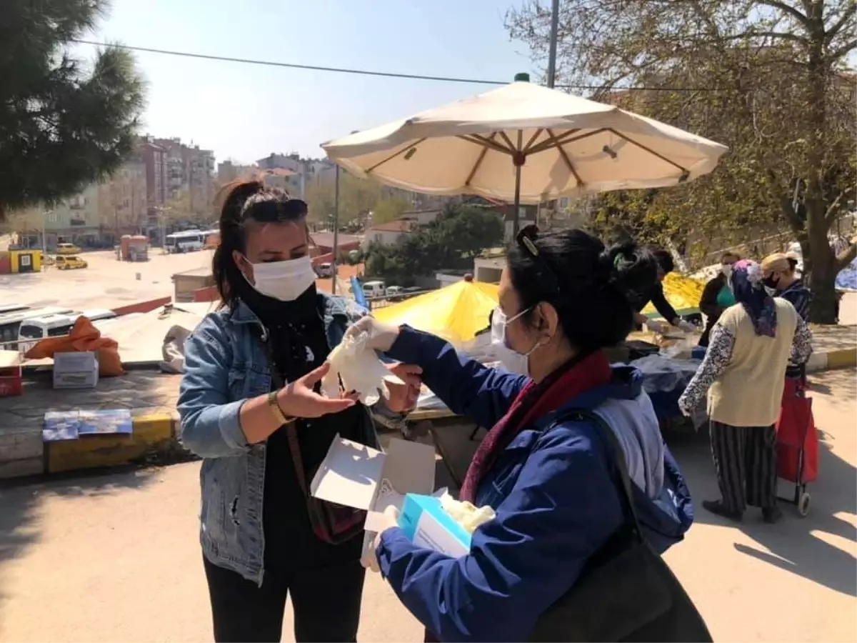 Pazar yerinde vatandaşlara maske ve eldiven dağıtıldı