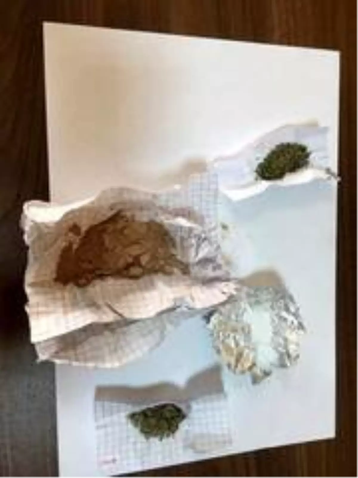 Polisi görünce uyuşturucuları yol kenarına attılar