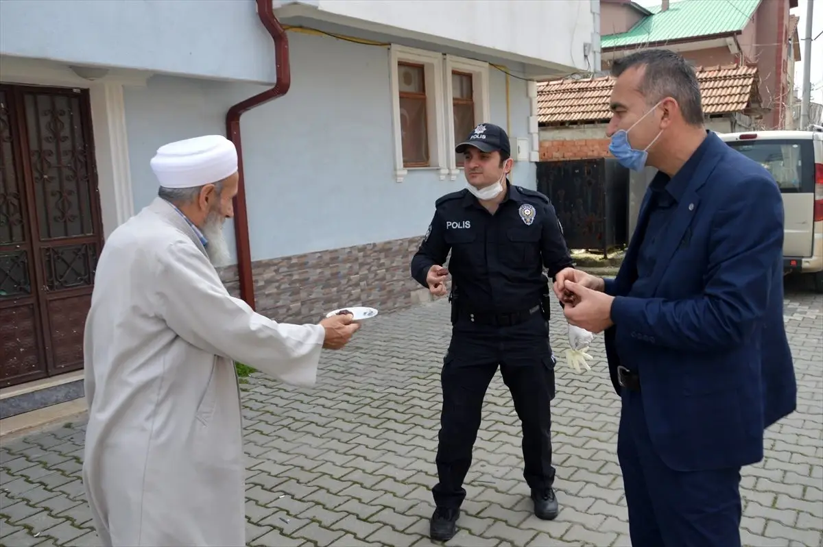 Şehit Kaymakam Safitürk\'ün babasına emekli maaşını polis ekipleri evinde teslim etti