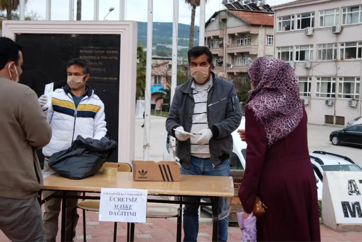 Yayladağı Kaymakamı Yılmaz vatandaşlara maske dağıttı