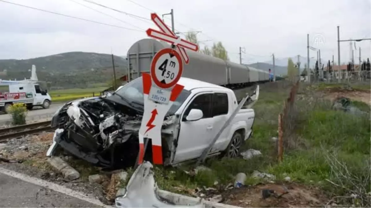 Yük treni hafif ticari araca çarptı: 5 yaralı