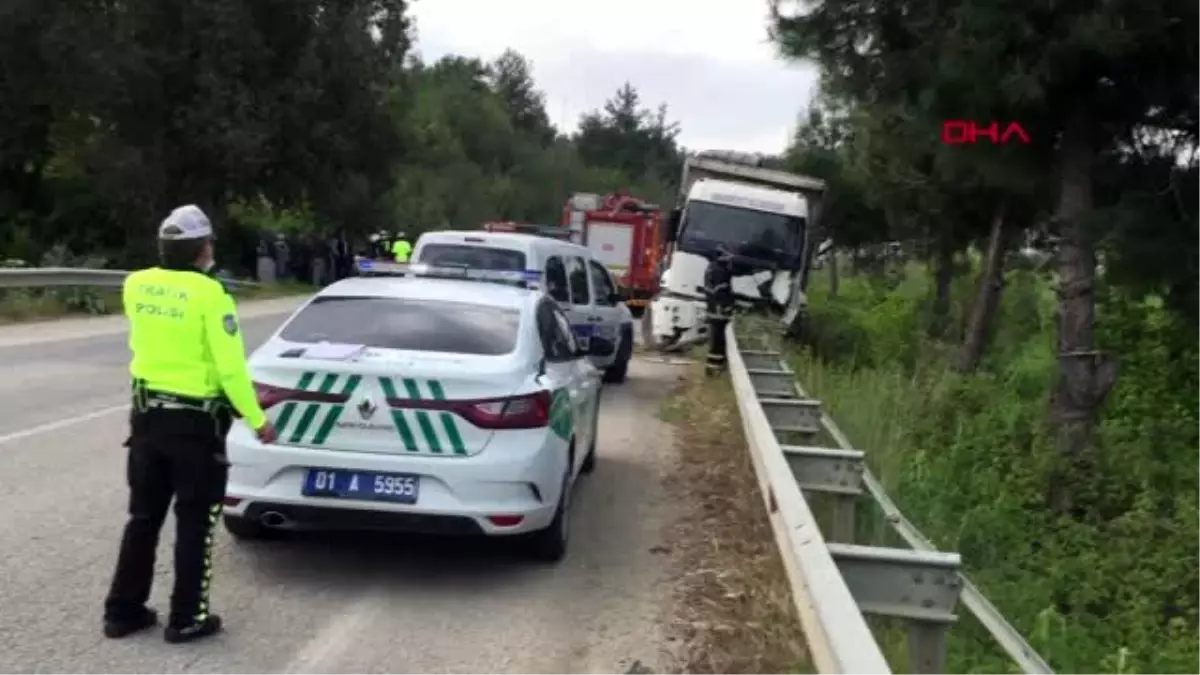 Adana\'da hafif ticari araç ile kamyon çarpıştı: Baba ile oğlu öldü