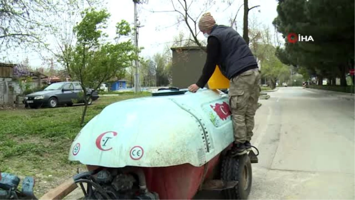 Çiftçilerden dezenfekte çalışmalarına destek... Traktörlerle sokakları dezenfekte ettiler