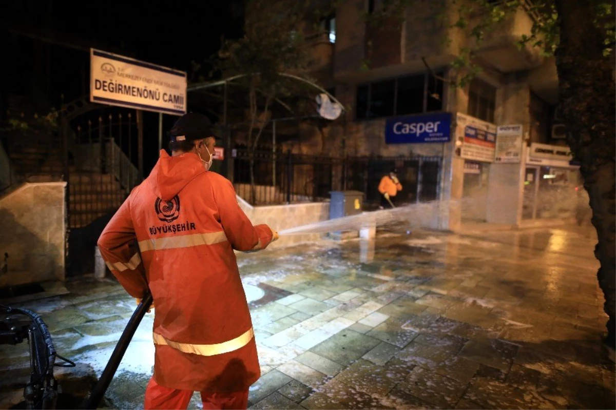 Denizli\'de caddeler yıkanıp dezenfekte edilmeye devam ediyor
