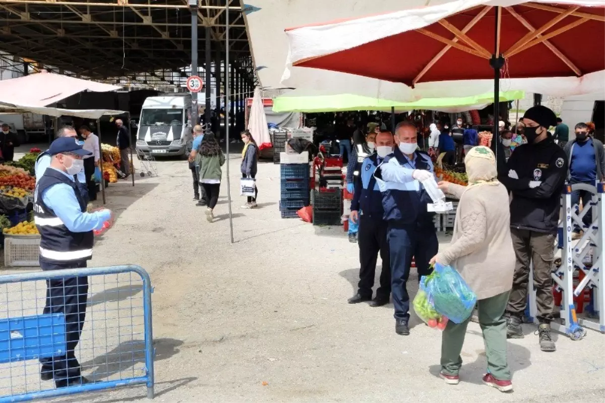 Elazığ\'da pazarlarda maske dağıtımı