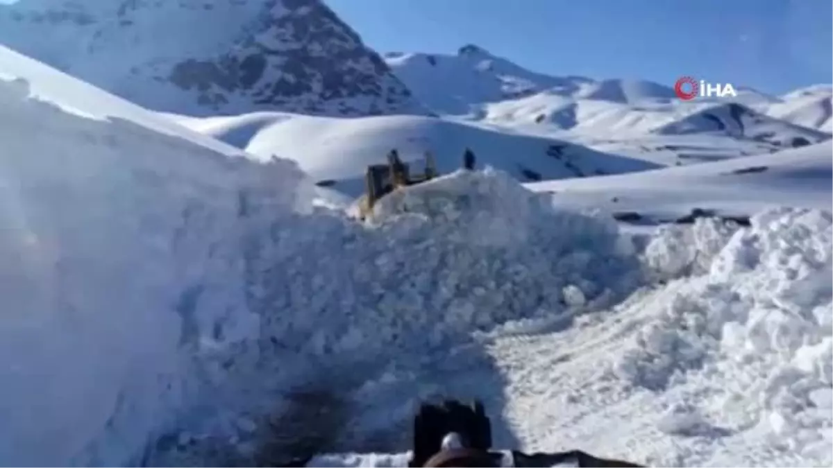 Hakkari\'de 5 metreyi bulan karda yol açma çalışması