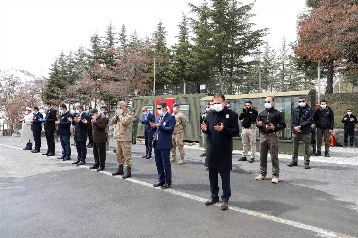 Hakkari\'de şehit asker için tören