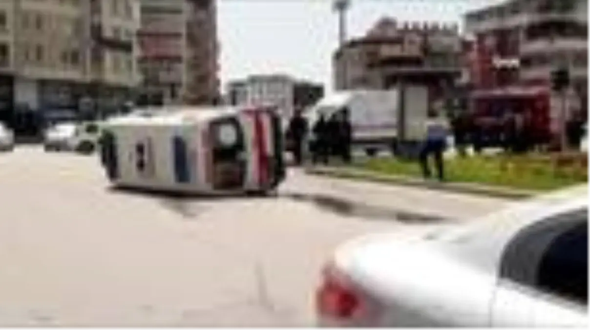 Hatay\'da ticari aracın çarptığı ambulans devrildi: 3 yaralı