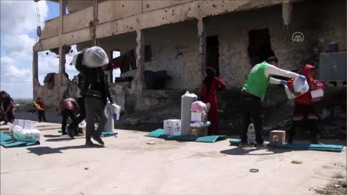 İHH\'den İdlib\'de okul enkazına sığınan ailelere yardım
