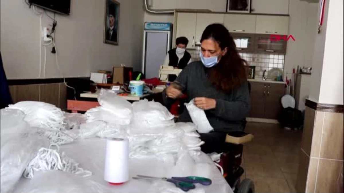 İZMİR Foça\'da engelliler ve gönüllü kadınlar maske üretiyor