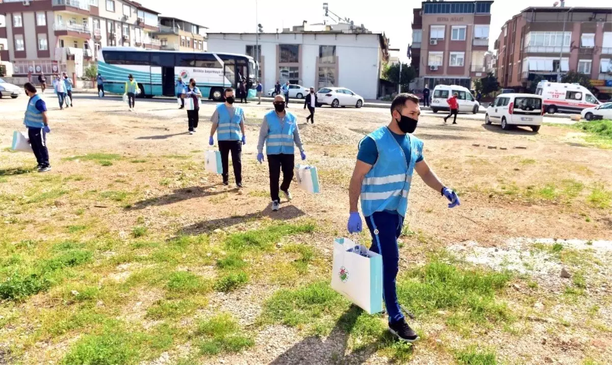 Kepez bir günde 25 bin 897 konuta, 77 bin 691 adet maske dağıttı