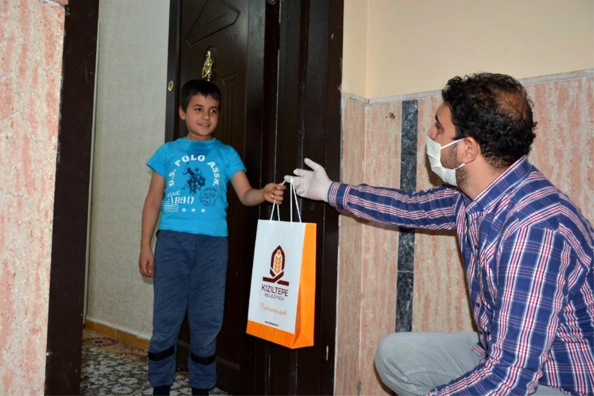 Kızıltepe\'de ilkokul öğrencilerine kitap dağıtılıyor