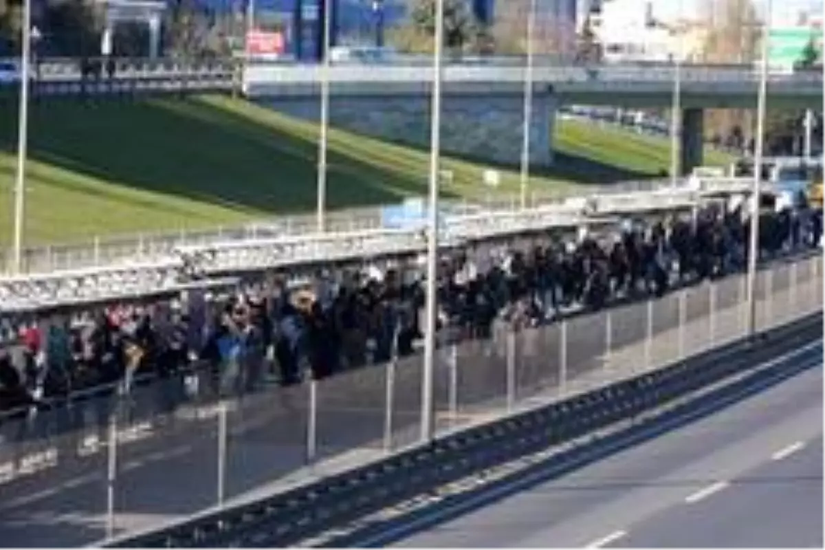 Metrobüs kazası nedeniyle Cevizlibağ\'da yolcu yoğunluğu: Sosyal mesafe hiçe sayıldı