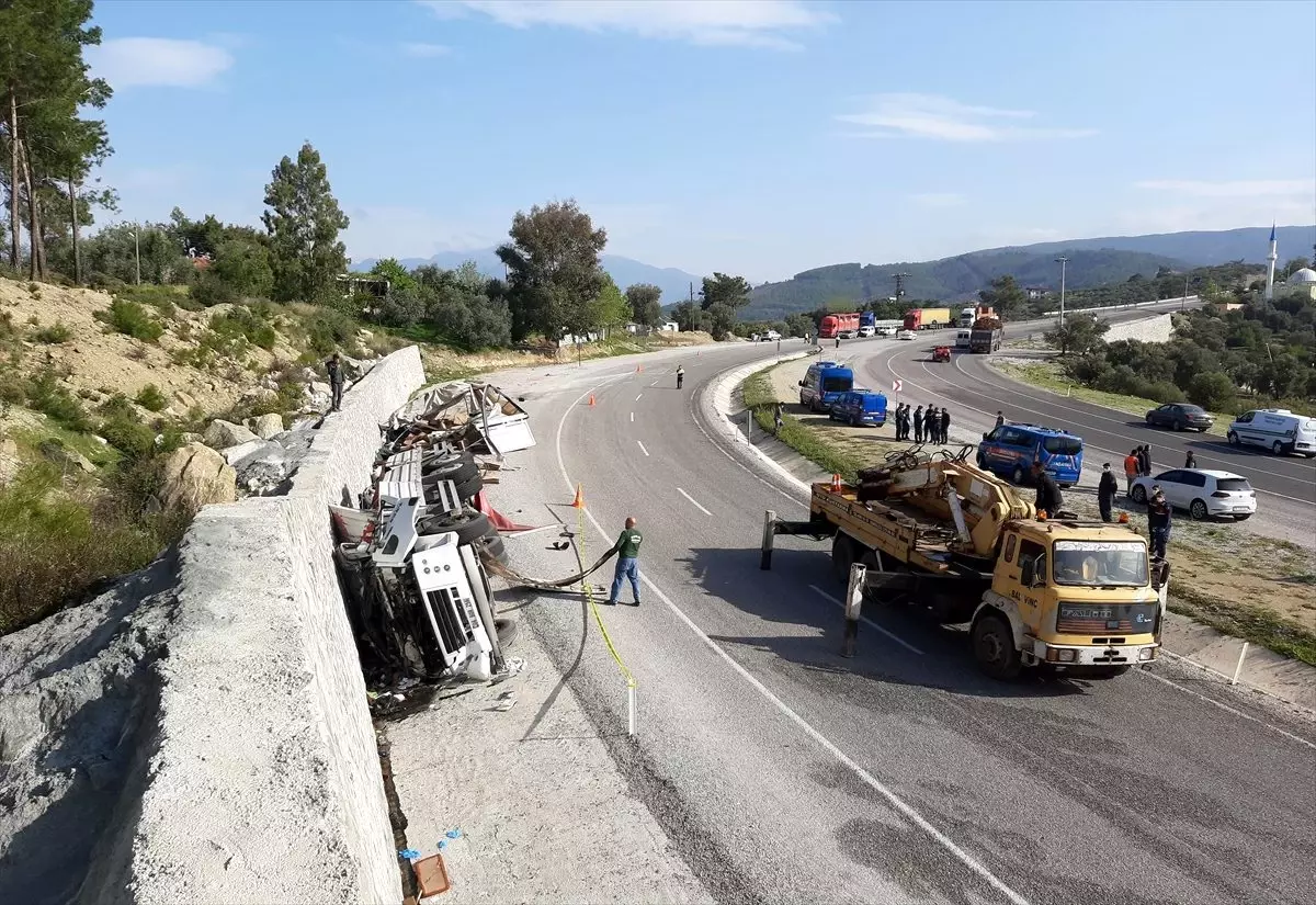 Muğla\'da hırdavat yüklü kamyon devrildi: 1 ölü