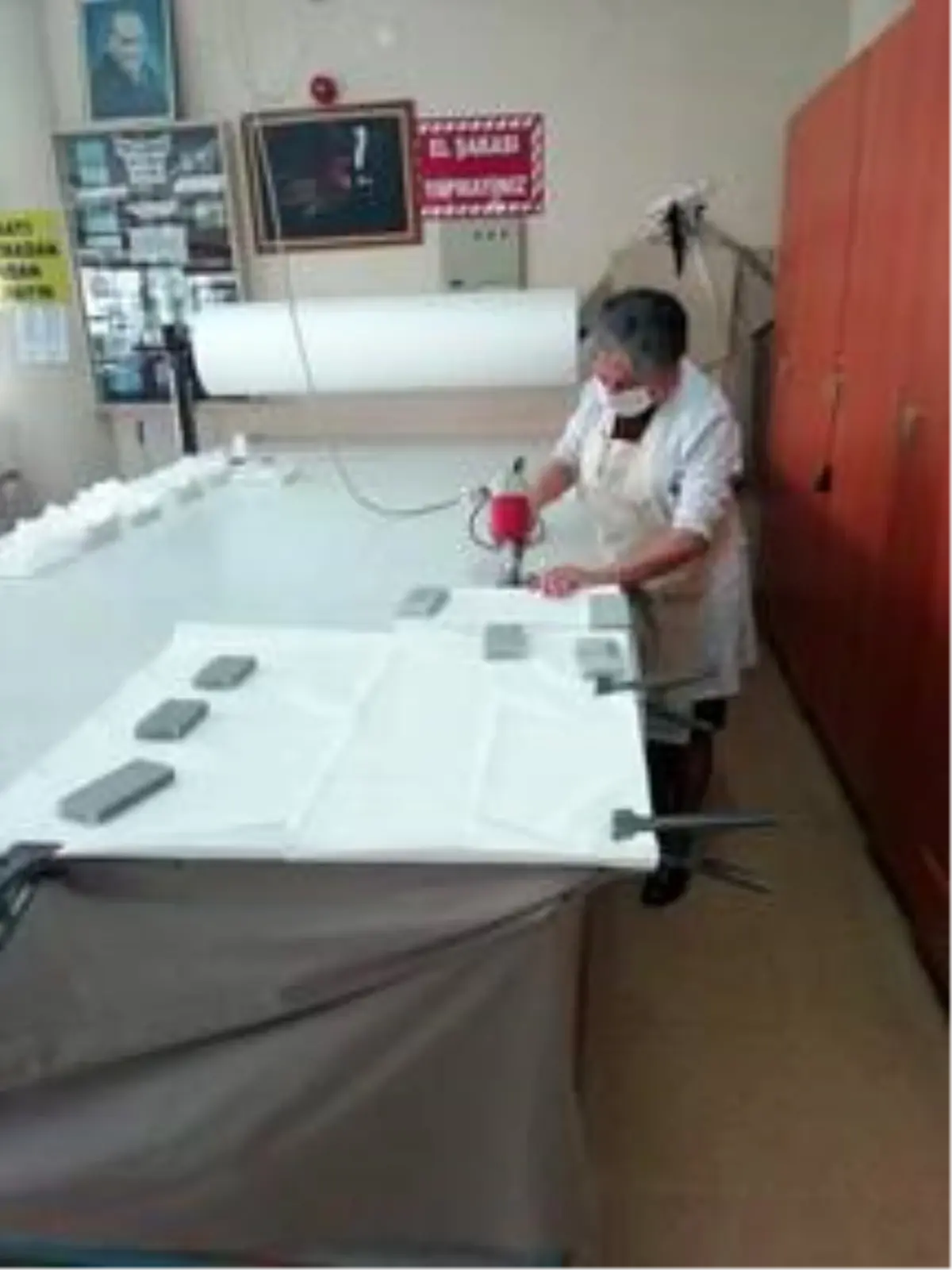 Öğretim görevlileri sağlık personeli için tulum ve maske dikiyor