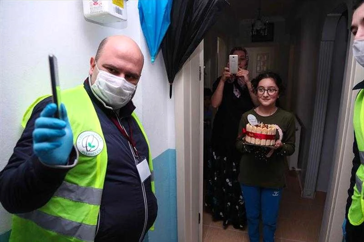 Sağlık çalışanının kızına sürpriz doğum günü kutlaması