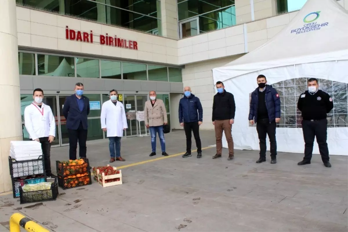 Sağlık çalışanlarına meyve ve börek ikramı