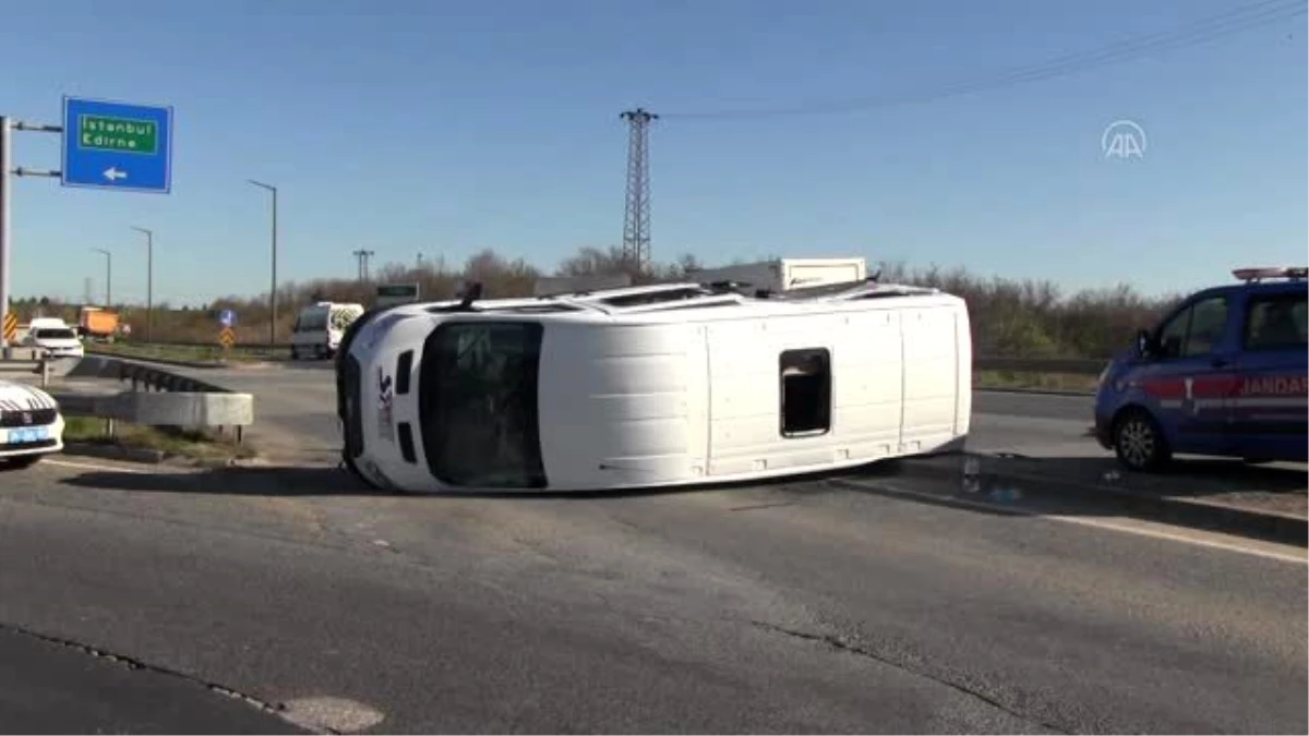 Servis minibüsüyle kamyonun çarpıştığı kazada 5 kişi yaralandı