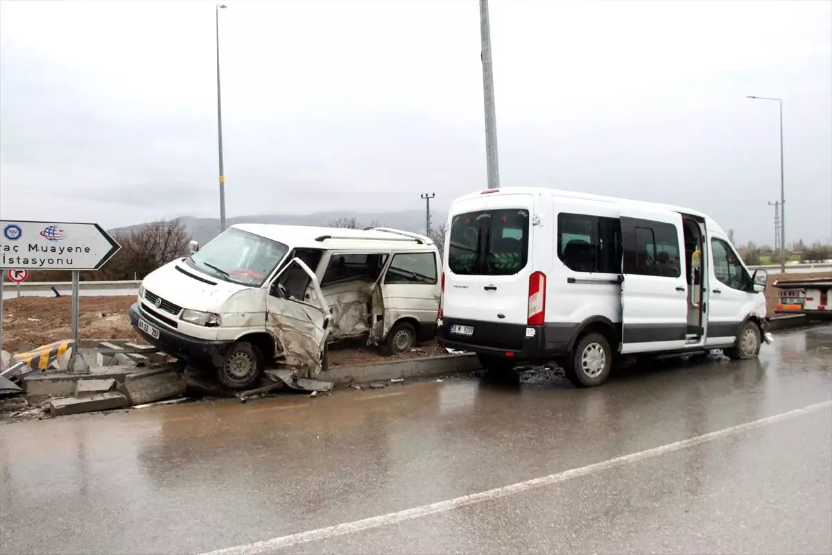 Sivas\'ta iki minibüs çarpıştı: 4 yaralı