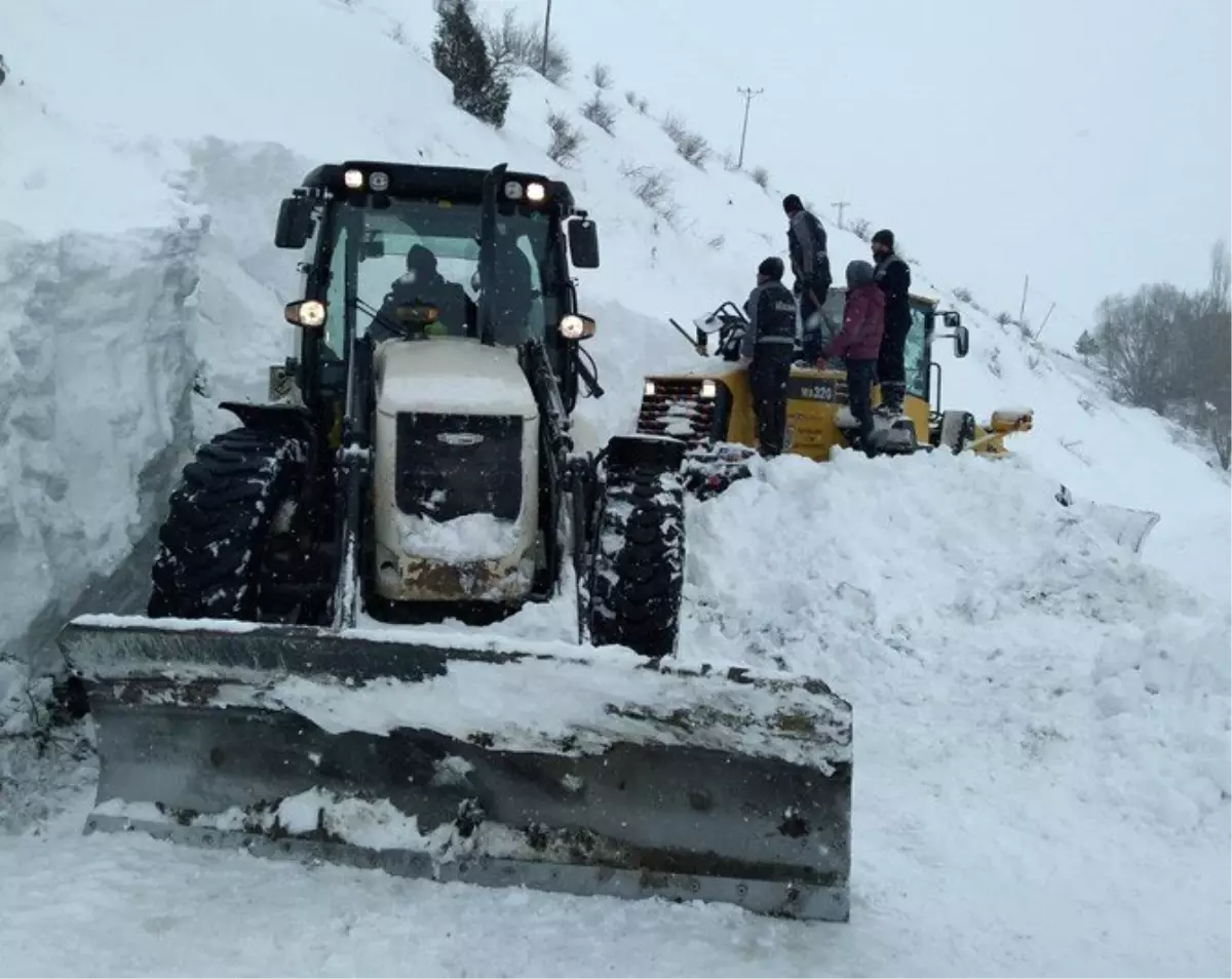 Sivas\'ta köy yolları 8 bin 759 kez ulaşıma açıldı