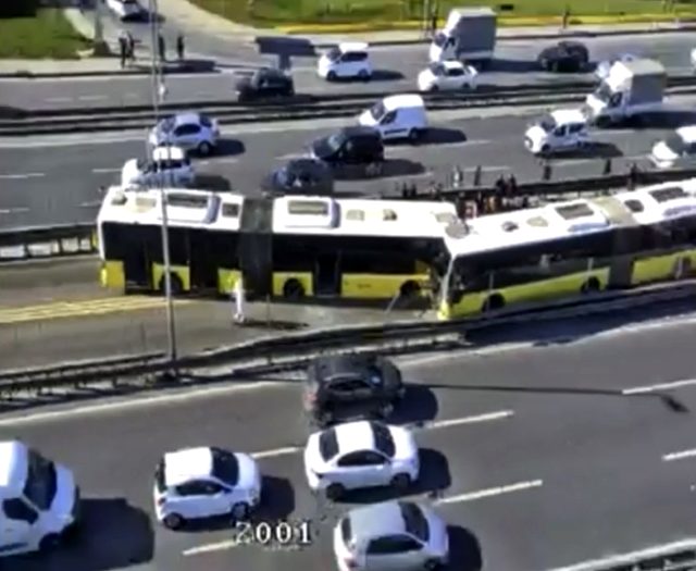 Son Dakika: İstanbul Avcılar'da iki metrobüs kafa kafaya çarpıştı