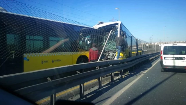 Son Dakika: İstanbul Avcılar'da iki metrobüs kafa kafaya çarpıştı: 4 kişi yaralandı