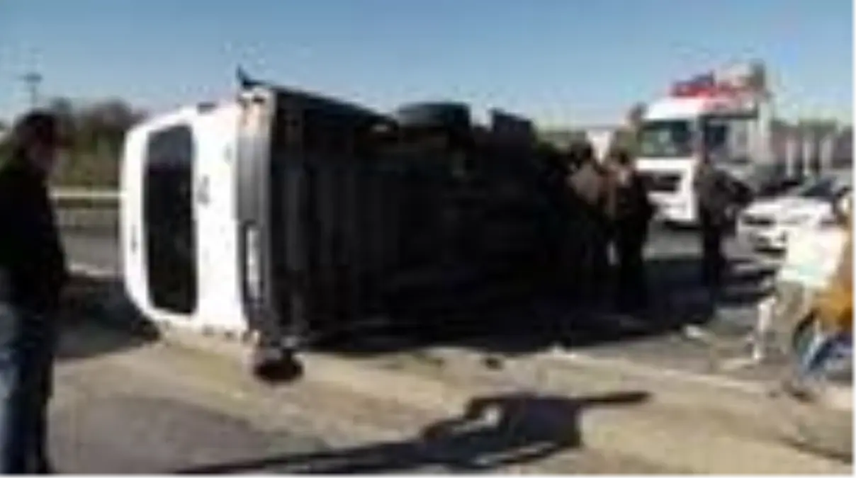Tekirdağ\'da servis minibüsü kamyonla çarpıştı: 5 yaralı