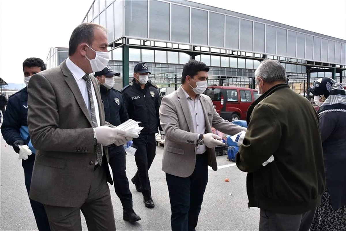 Tomarza kaymakamı ve belediye başkanı maske ile eldiven dağıttı