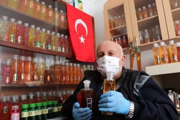 88 yaşındaki kolonya koleksiyoneri, koronavirüs nedeniyle kolonyalarını
