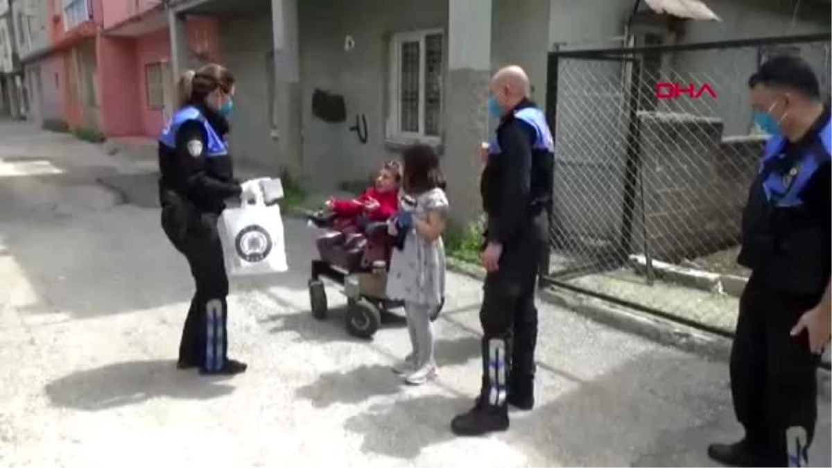 Adana Emniyet Müdürü Aktaş\'tan evde sıkılan çocuklara oyuncak jesti