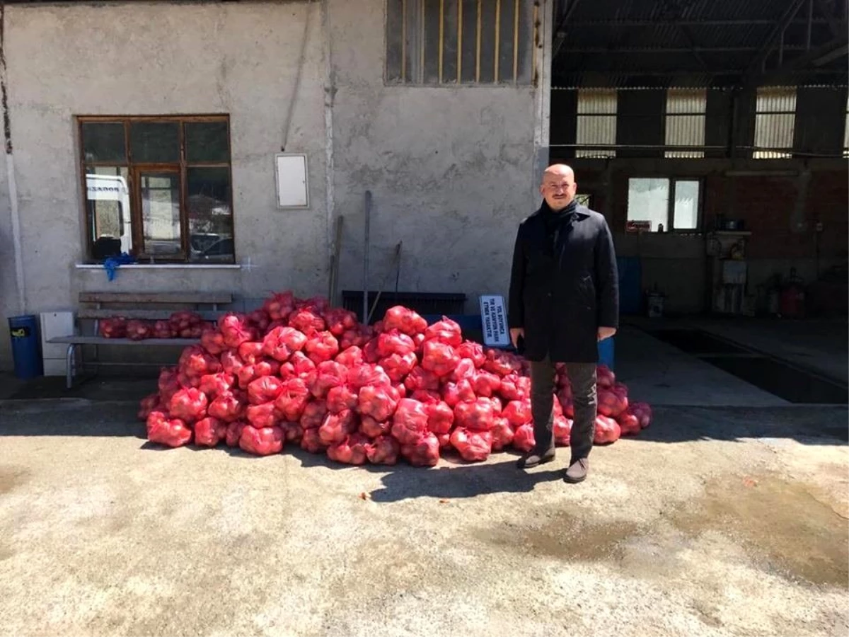 Başkan Ercan kapı kapı gezerek belde halkına patates soğan dağıttı