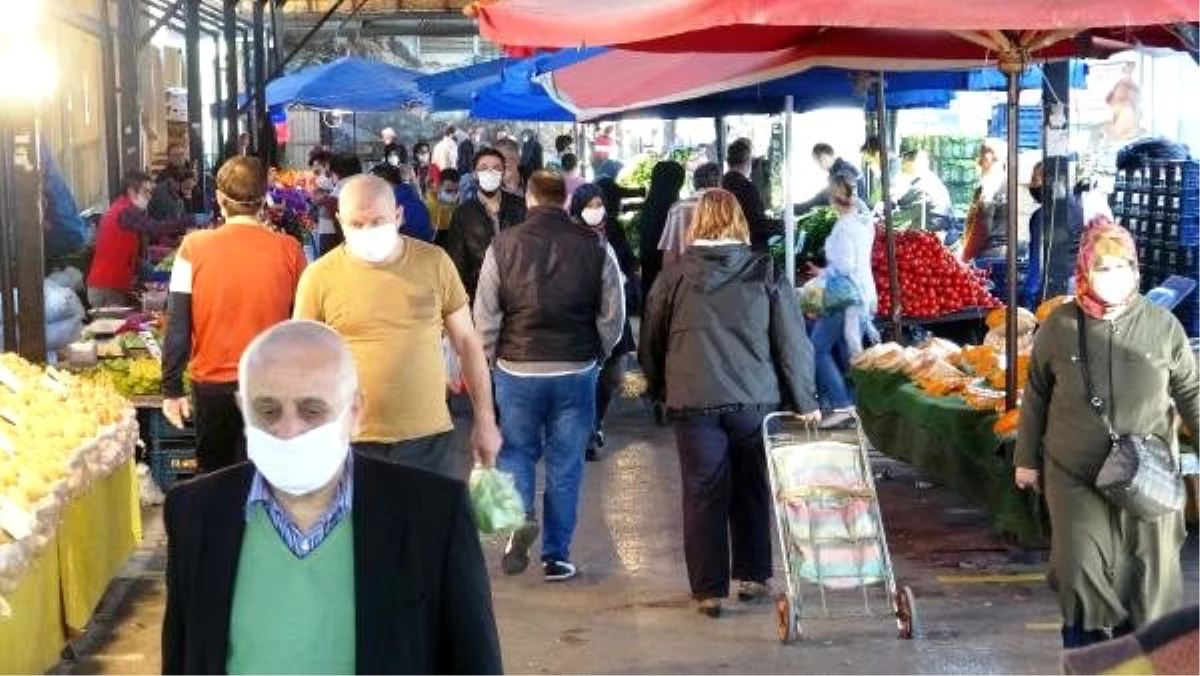 Bursa pazarlarında, sokağa çıkma yasağı öncesi yoğunluk