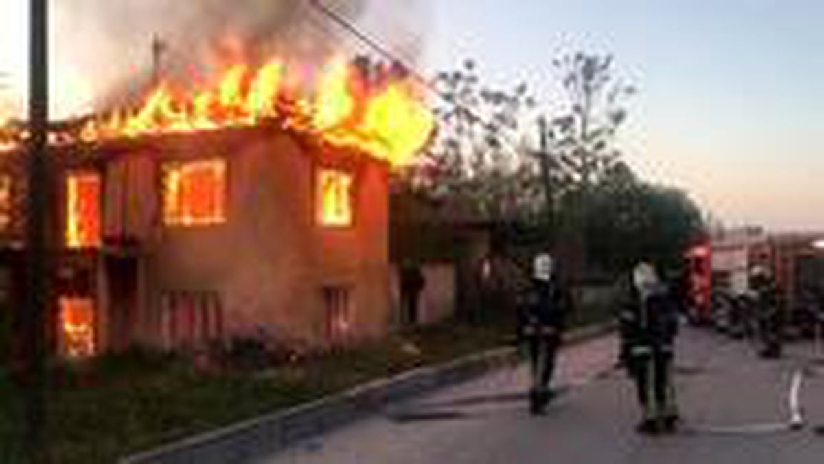 Denizli\'de 2 katlı ev alev alev yandı