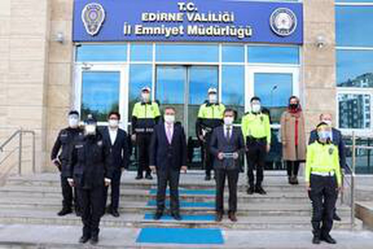 Edirne\'de öğretmenler polisler için siperli maske üretti