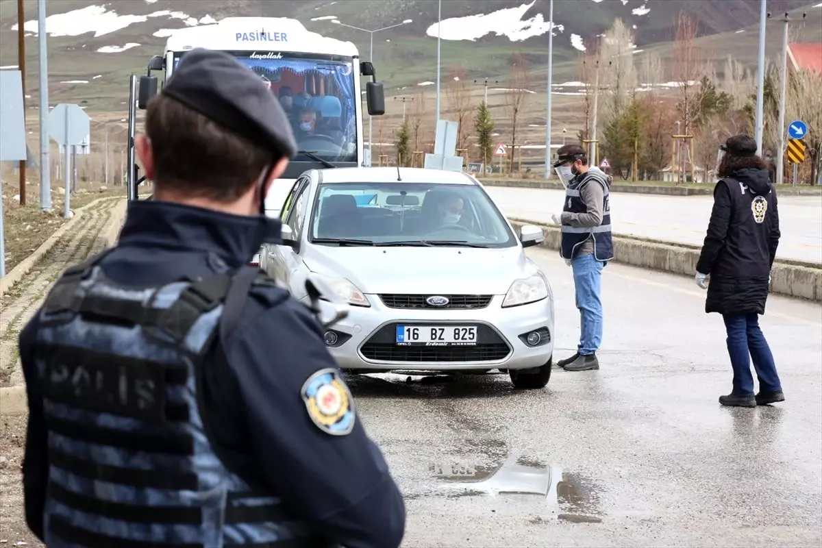 Erzurum\'da polislerin Kovid-19 mesaisi