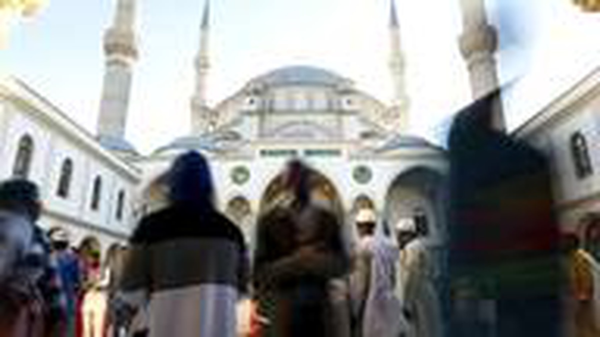 Güney Afrikalı Müslümanlar, sosyal mesafe gözeterek cuma namazı kıldı
