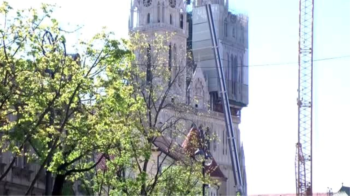 Hırvatistan\'daki tarihi Zagreb Katedralinin depremde hasar gören kulesi indirildi