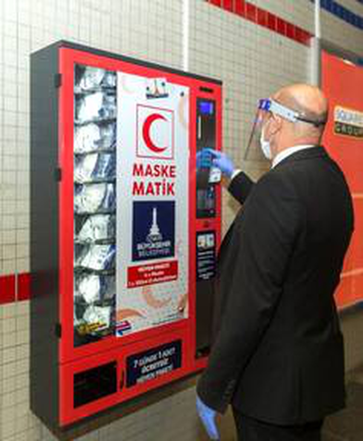 İzmir\'de Konak metro istasyonuna "maskematik" konuldu
