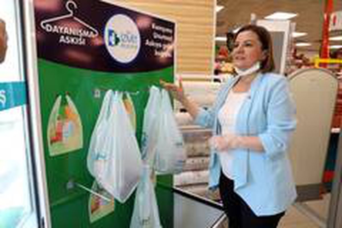 İzmit Belediyesi\'nden dayanışma askısı