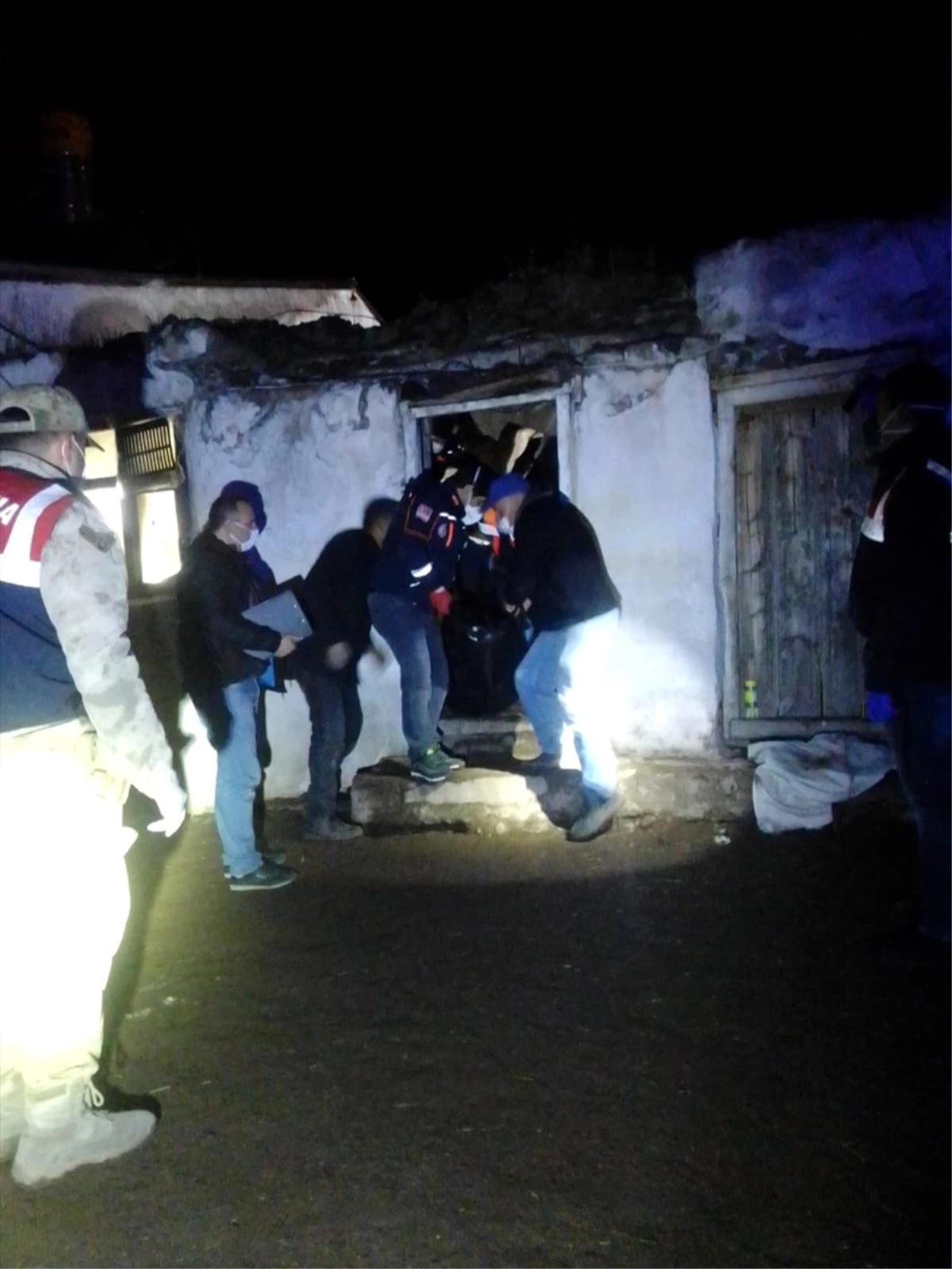 Kars\'ta çöken odanın enkazında kalan kadın öldü