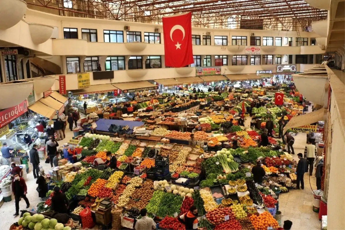 Konya\'nın asırlık çarşısında maske takma ve sosyal mesafe kuralına uyuluyor