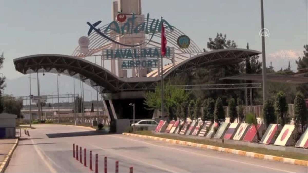 Kuveyt\'ten 349 Türk vatandaşı uçakla Antalya\'ya getirildi