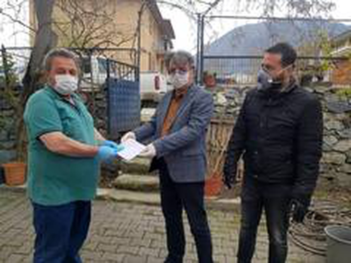Okul Müdürü bağış kampanyasına destek verdi