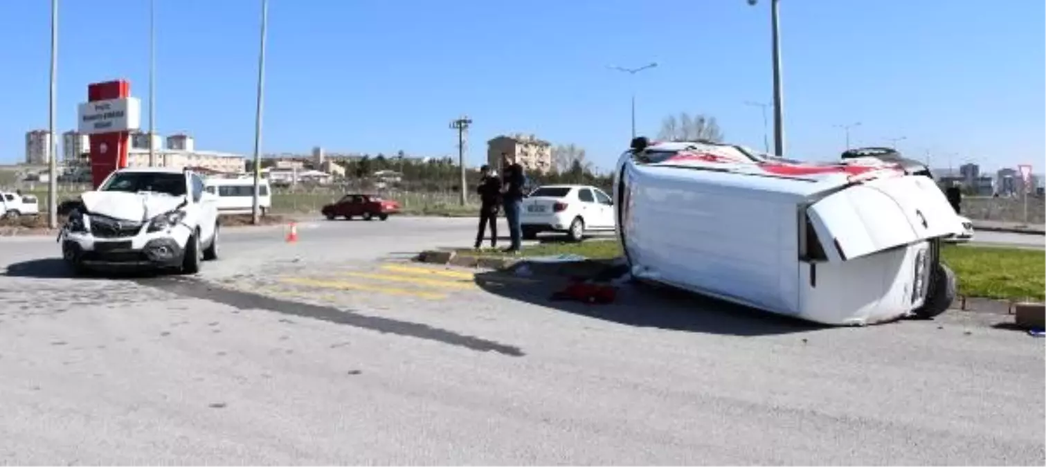 Otomobille çarpışan minibüs devrildi: 1 yaralı